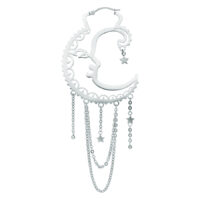 Orecchini in argento a forma di luna con stelle pendenti e catene su sfondo bianco