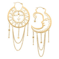 Orecchini a Cerchio Sun Moon Dorati in Acciaio Chirurgico Orecchini a cerchio Sun Moon dorati con design di sole e luna su sfondo bianco