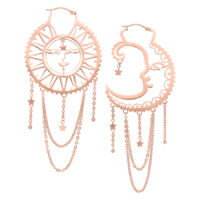 Orecchini in oro rosa con design di sole e luna, catene e ciondoli a stella su sfondo bianco
