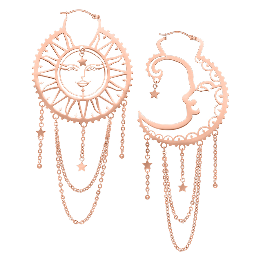 Orecchini in oro rosa con design di sole e luna, catene e ciondoli a stella su sfondo bianco