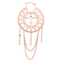 Orecchini in oro rosa con motivi di sole e luna e ciondoli a catena su sfondo bianco