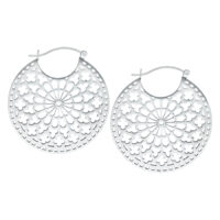 Orecchini color argento nel design Cathedral Hoops su sfondo bianco