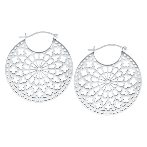 Orecchini color argento nel design Cathedral Hoops su sfondo bianco