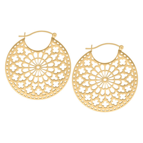 Orecchini rotondi dorati con motivo filigranato su sfondo bianco