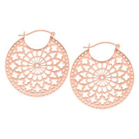 Orecchini Cathedral Hoops oro rosa con motivo filigranato su sfondo bianco