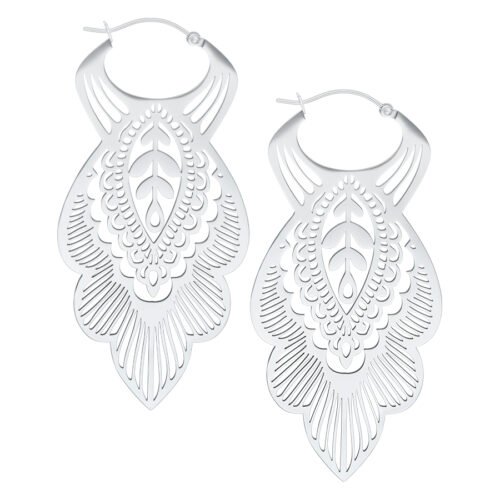 Orecchini Mandala Leaf Hoops in argento su sfondo bianco