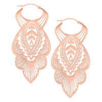 Orecchini Mandala Leaf Hoops in oro rosa su sfondo bianco
