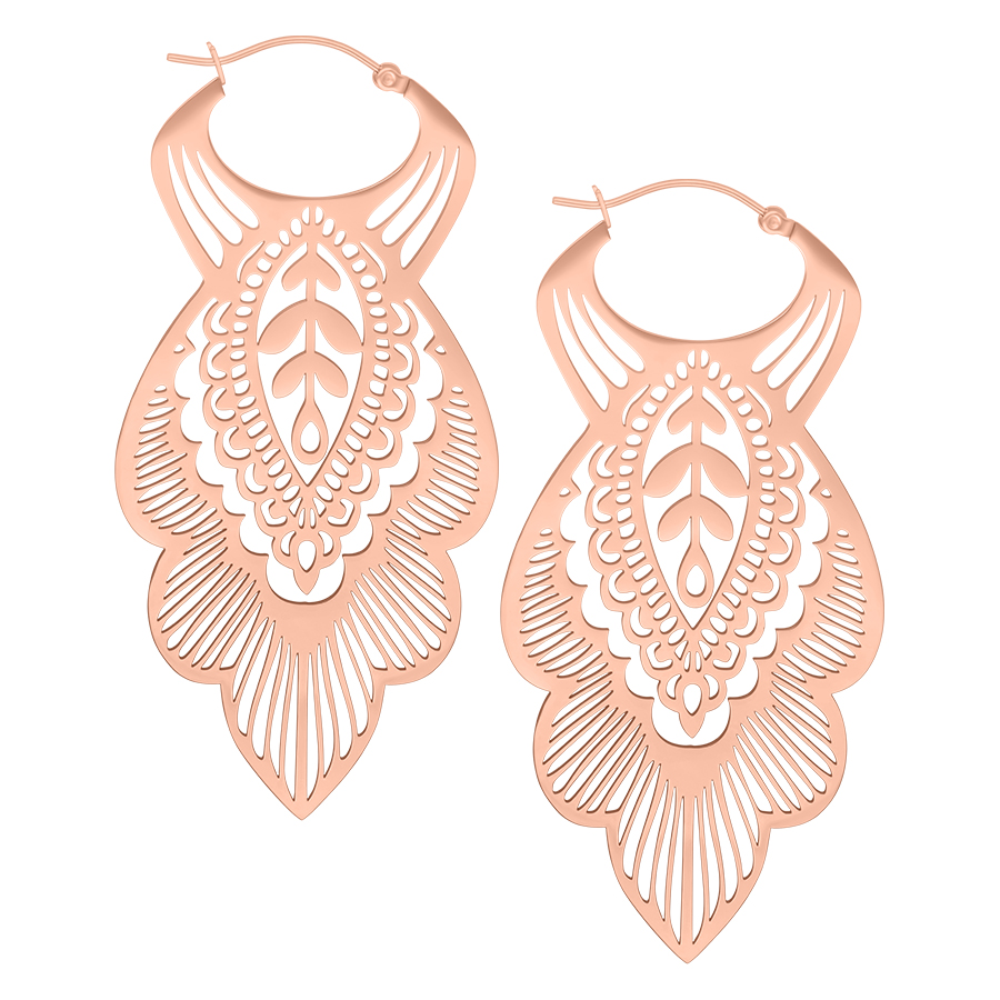 Orecchini Mandala Leaf Hoops in oro rosa su sfondo bianco