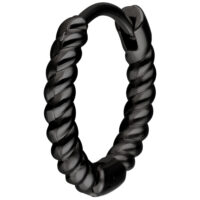 Orecchino a cerchio nero intrecciato in acciaio chirurgico su sfondo bianco