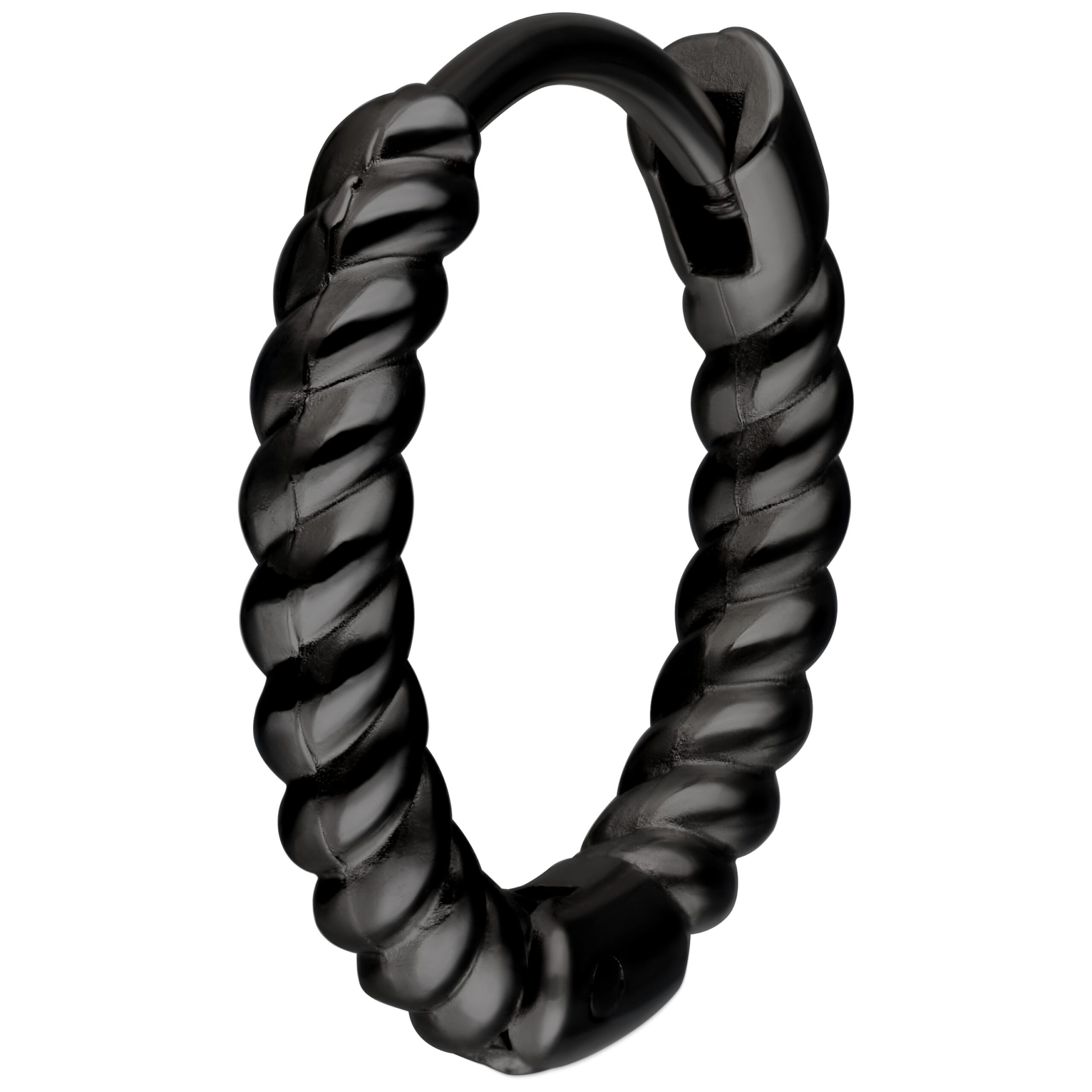 Orecchino a cerchio nero intrecciato in acciaio chirurgico su sfondo bianco