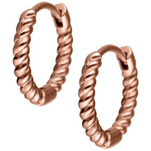 Orecchini Twisted Little Hoops in oro rosa su sfondo bianco