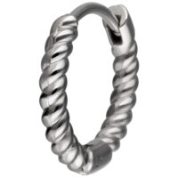 Anello in acciaio inossidabile argentato con chiusura a scatto su sfondo bianco