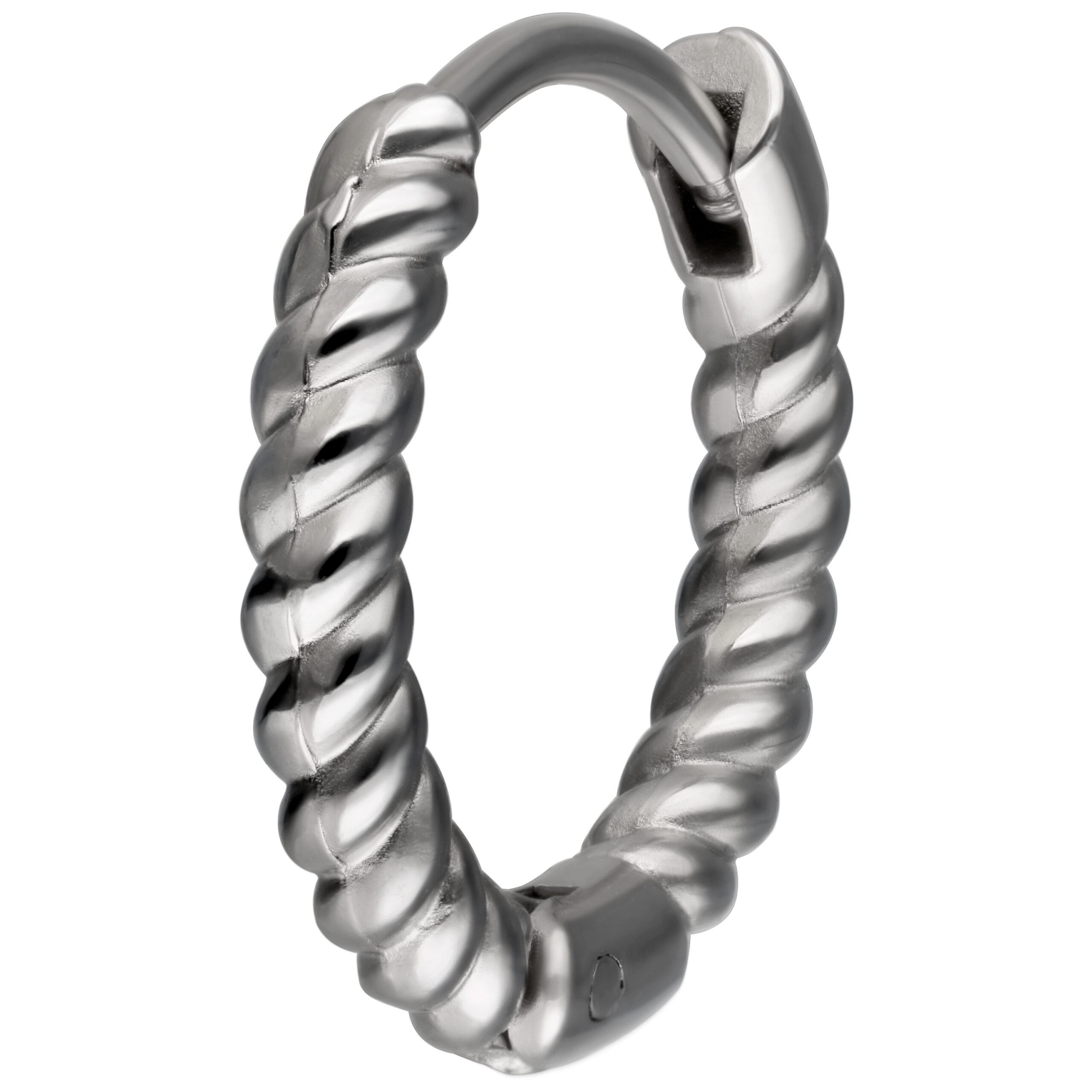 Anello in acciaio inossidabile argentato con chiusura a scatto su sfondo bianco