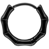 Orecchino nero in acciaio inox con design bambù su sfondo bianco