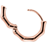 Orecchini in bambù oro rosa in acciaio chirurgico su sfondo bianco