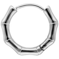 Orecchino argento a bambù in acciaio inossidabile su sfondo bianco