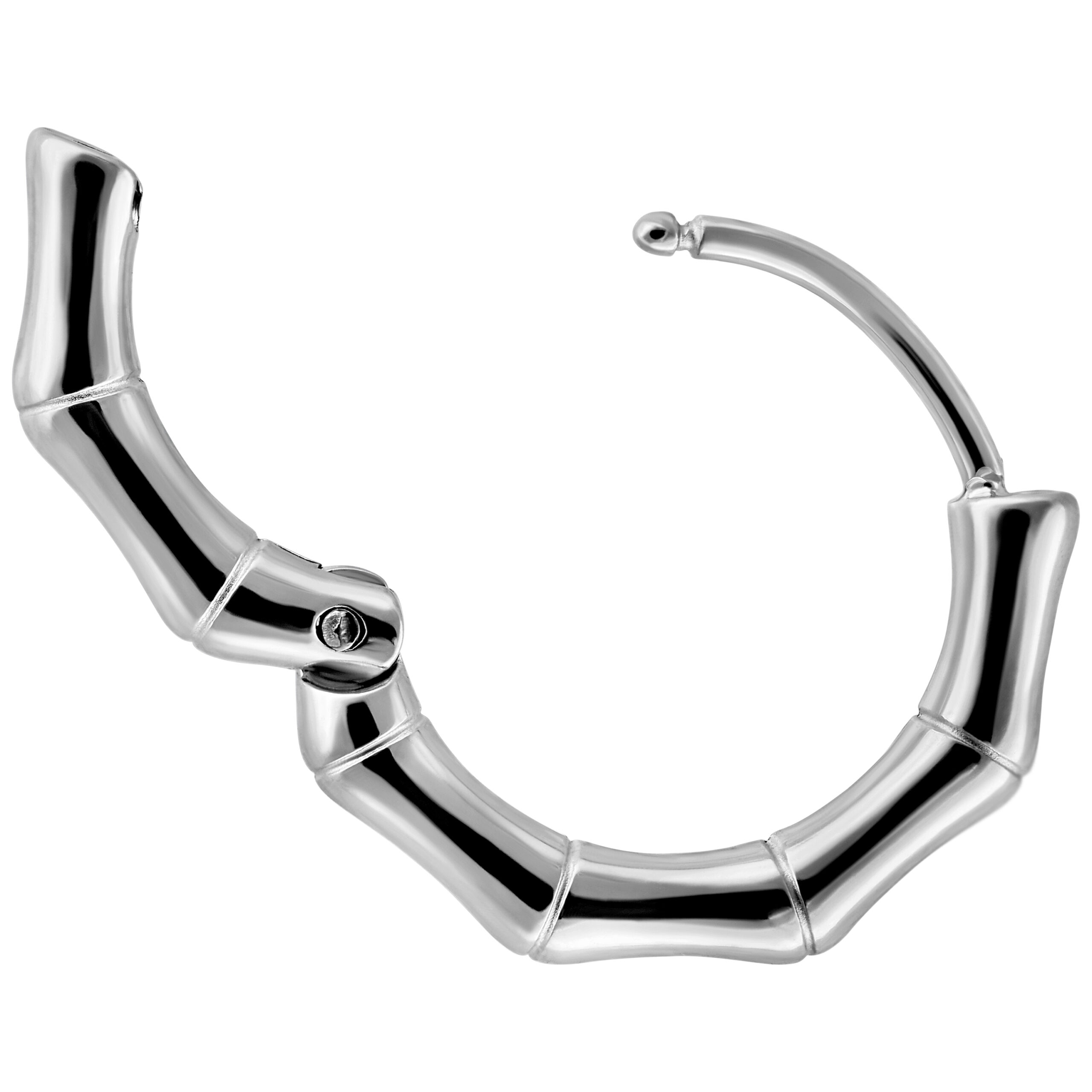 Orecchino a cerchio argento in design bambù in acciaio inox, su sfondo bianco