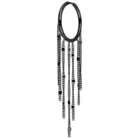 Orecchini a cerchio neri con lunghe catene a nappina su sfondo bianco