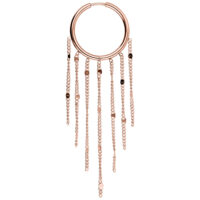 Cerchi in oro rosa con lunghe catene a nappe su sfondo bianco