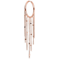 Orecchini in oro rosa con lunghe catene pendenti su sfondo bianco
