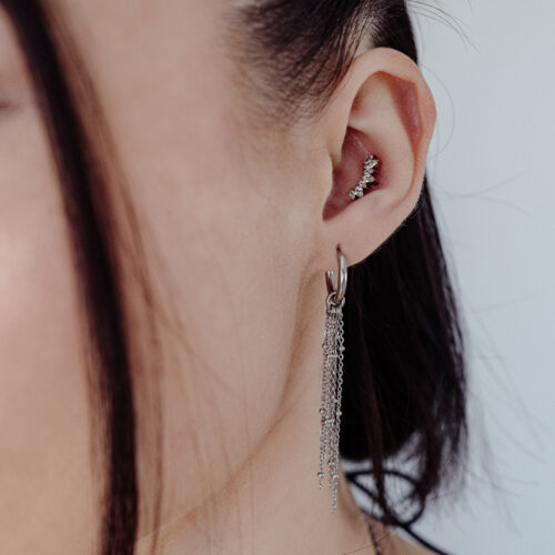 Luminosa applicazione dorata per filettatura interna indossata sull'orecchio