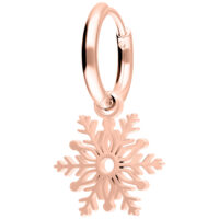 Orecchini in oro rosa con pendente a fiocco di neve su sfondo bianco