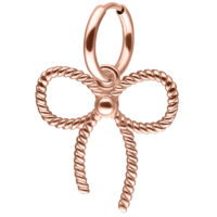 Orecchini in oro rosa con forma di fiocco intrecciato su sfondo bianco