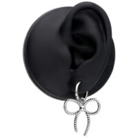 Orecchini argento con dettaglio fiocco su modello di orecchio nero