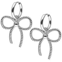 Orecchini d'argento con design a fiocco su sfondo bianco
