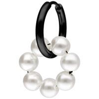 Orecchini in metallo nero con perle bianche a forma di cerchio, su sfondo bianco