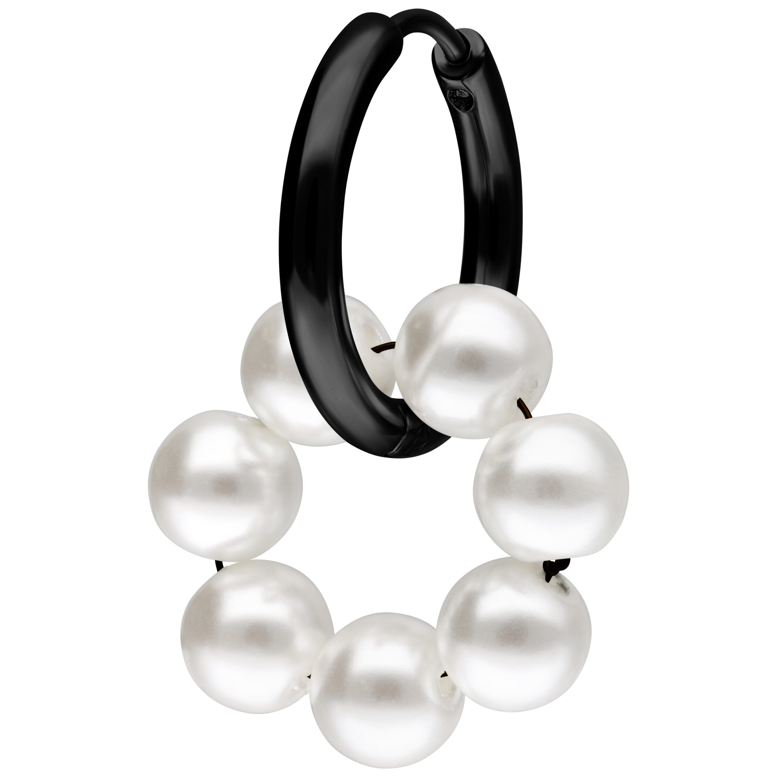 Orecchini in metallo nero con perle bianche a forma di cerchio, su sfondo bianco