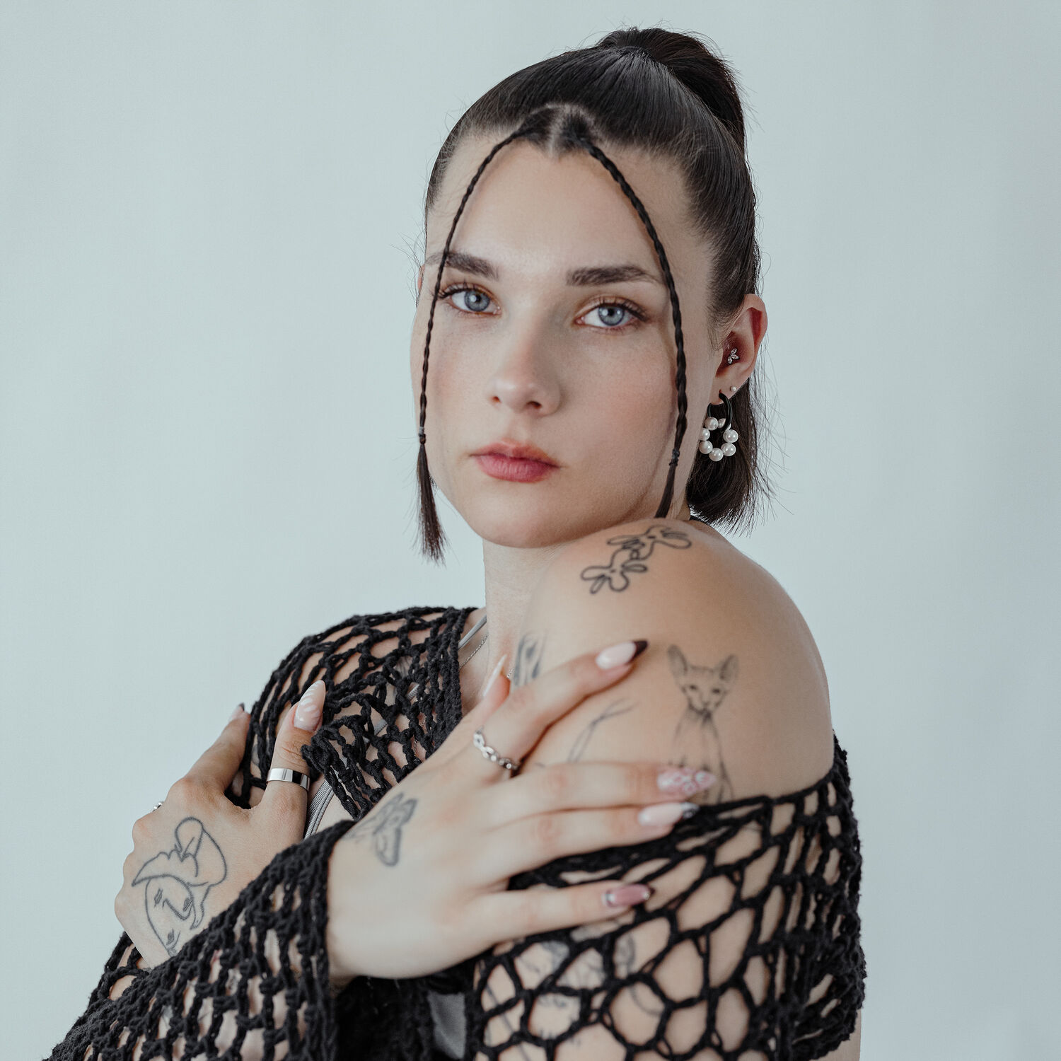 Donna con cerchietti neri Little Pearl su sfondo neutro