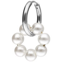 Orecchini a cerchio in argento con perle bianche su sfondo bianco