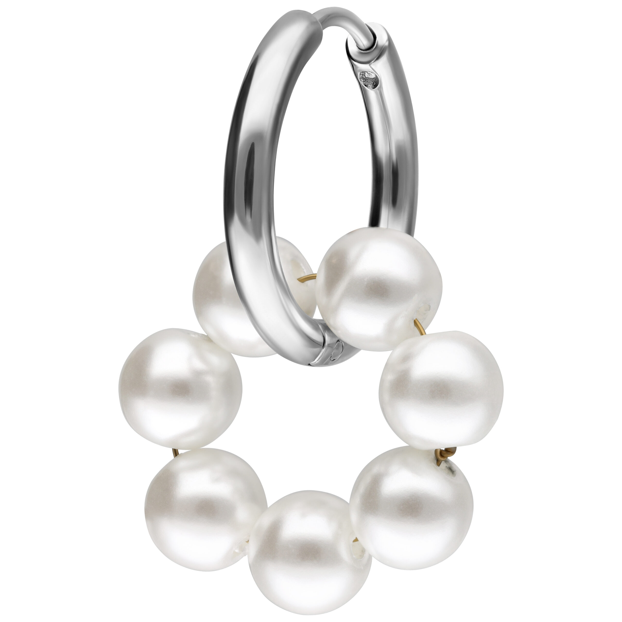 Orecchini a cerchio in argento con perle bianche su sfondo bianco