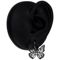 Cerchi neri con ciondolo a farfalla in acciaio chirurgico su modello di orecchio nero