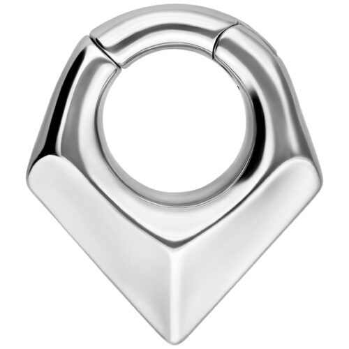 Peso per orecchie triangolare in acciaio chirurgico argentato su sfondo bianco