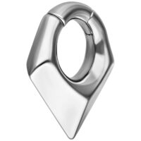 Orecchino a triangolo in acciaio chirurgico argento su sfondo bianco