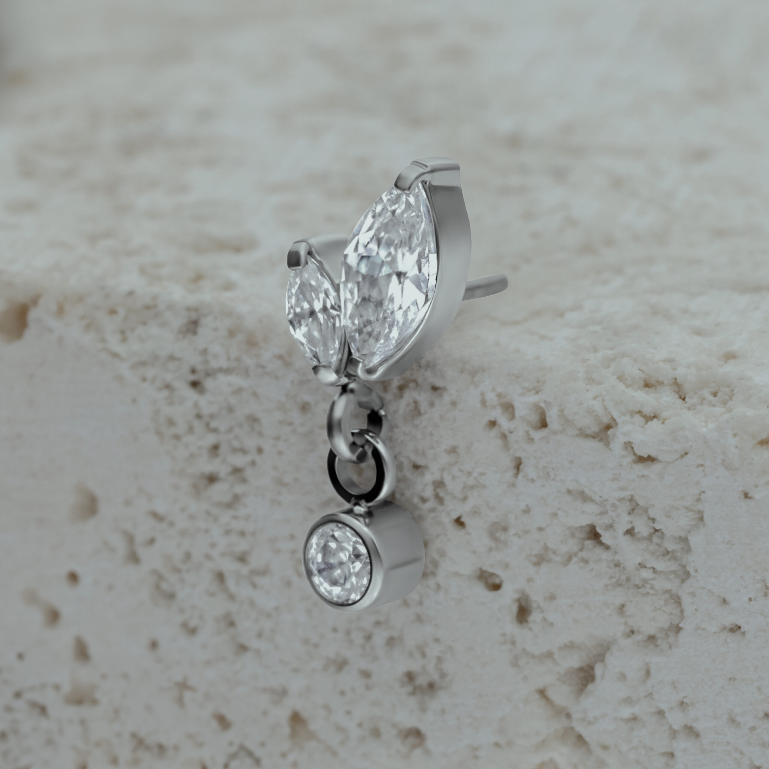 Accessorio Piercing Argento con due cristalli a forma di marquise e un cristallo pendente su pietra