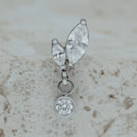 Accessorio Push Fit in argento con due pietre marquise e un pendente su sfondo chiaro