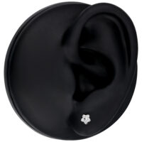 Fiore in argento con pietra cristallina su modello di orecchio nero