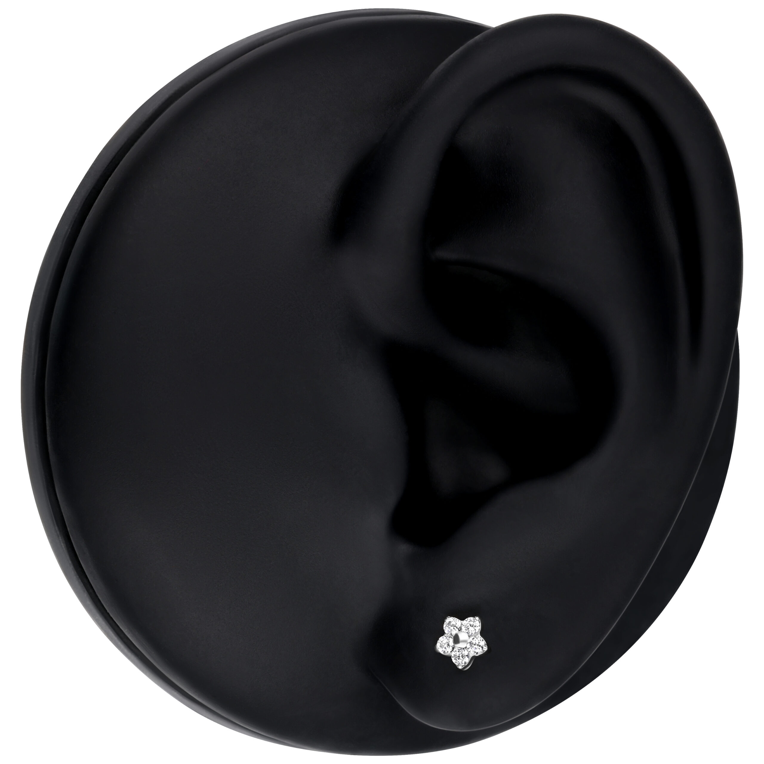 Fiore in argento con pietra cristallina su modello di orecchio nero