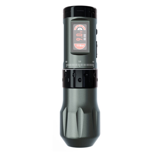 Macchina per tatuaggi senza fili grigia con display digitale su sfondo bianco