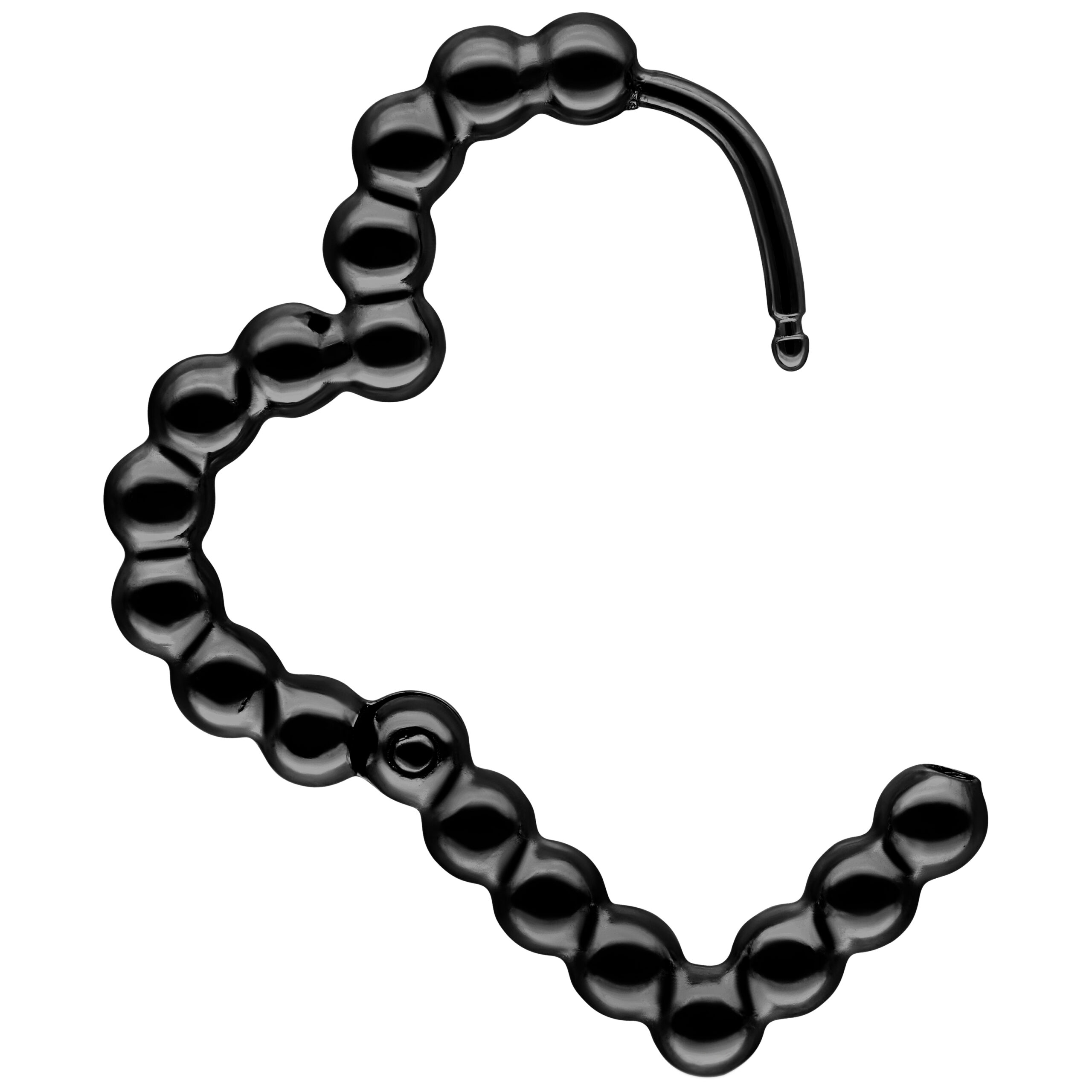 Orecchino nero a forma di cuore in acciaio chirurgico 316L su sfondo bianco