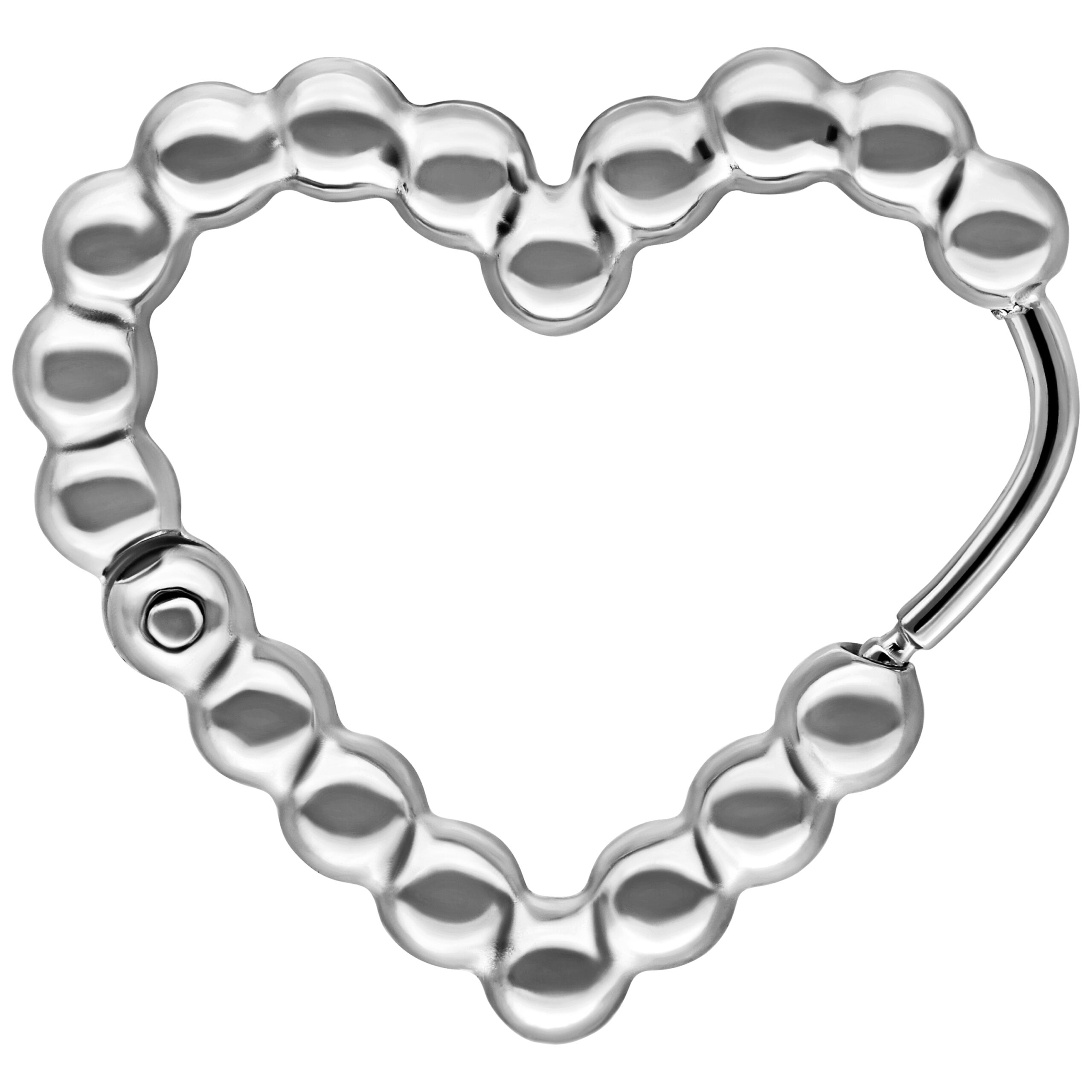 Orecchini a cuore in acciaio chirurgico argentato su sfondo bianco