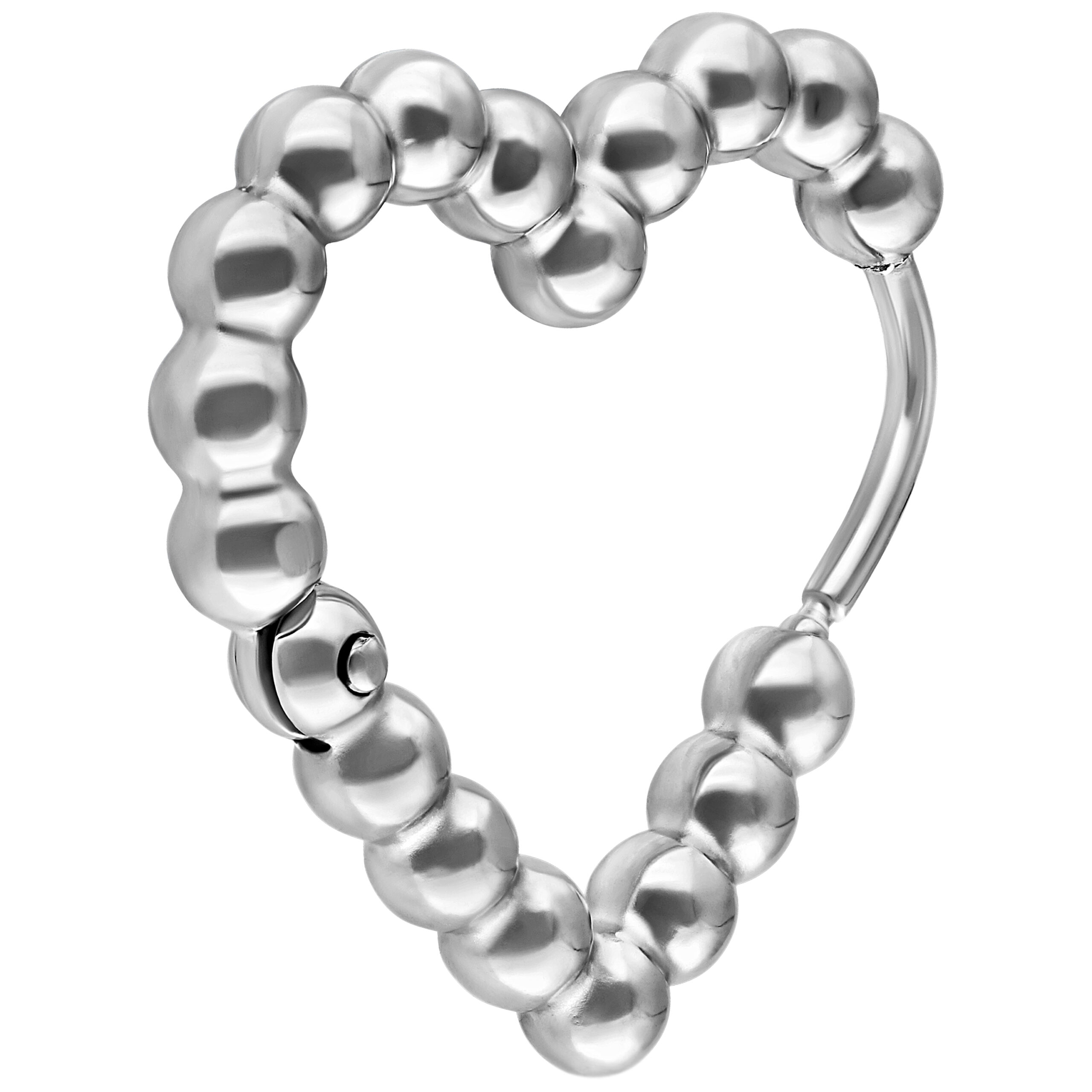 Orecchino a cuore in acciaio chirurgico argento su sfondo bianco