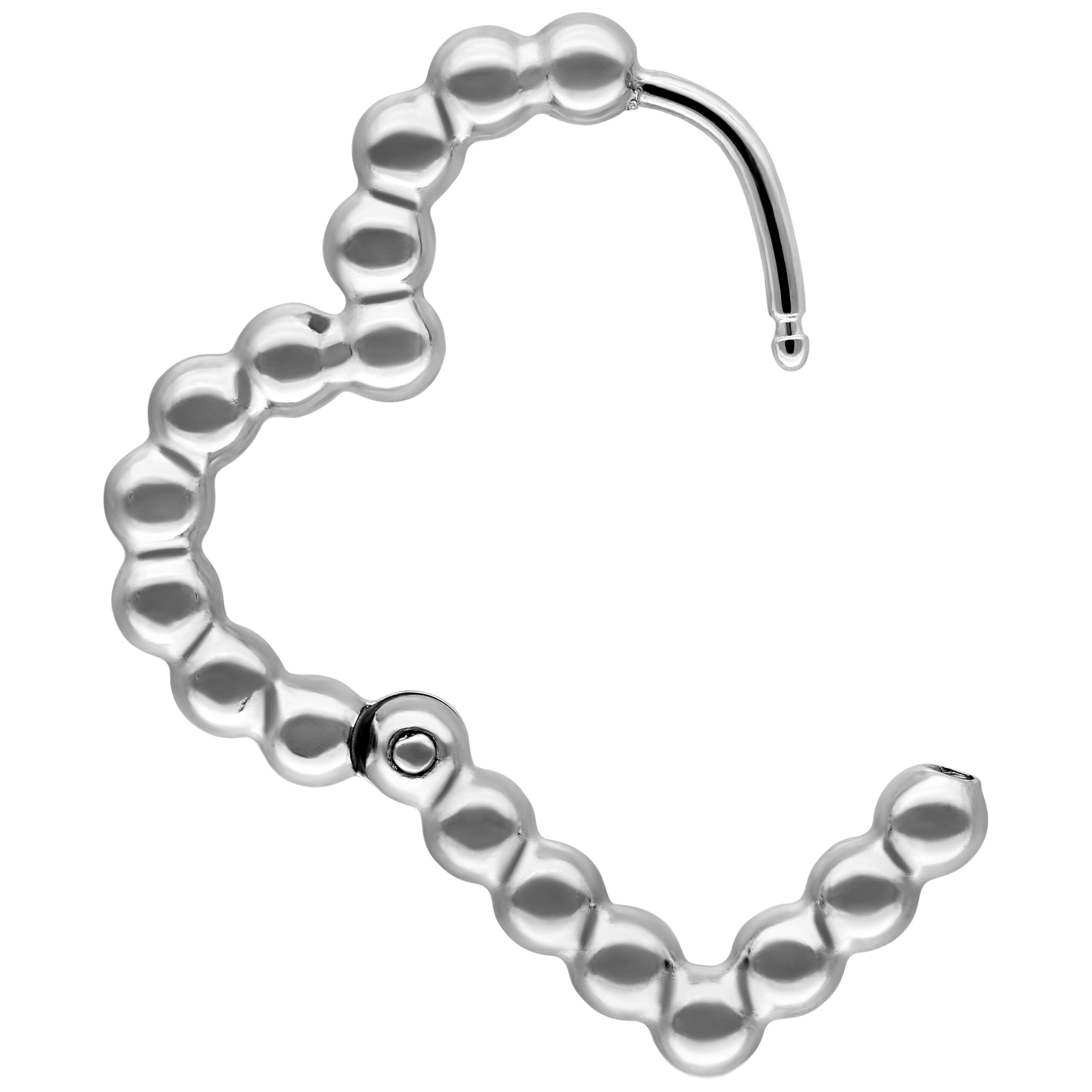 Orecchini a forma di cuore in argento con struttura a bolle su sfondo bianco