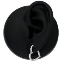 Orecchino Bubble a Cuore in argento su modello di orecchio nero su sfondo bianco