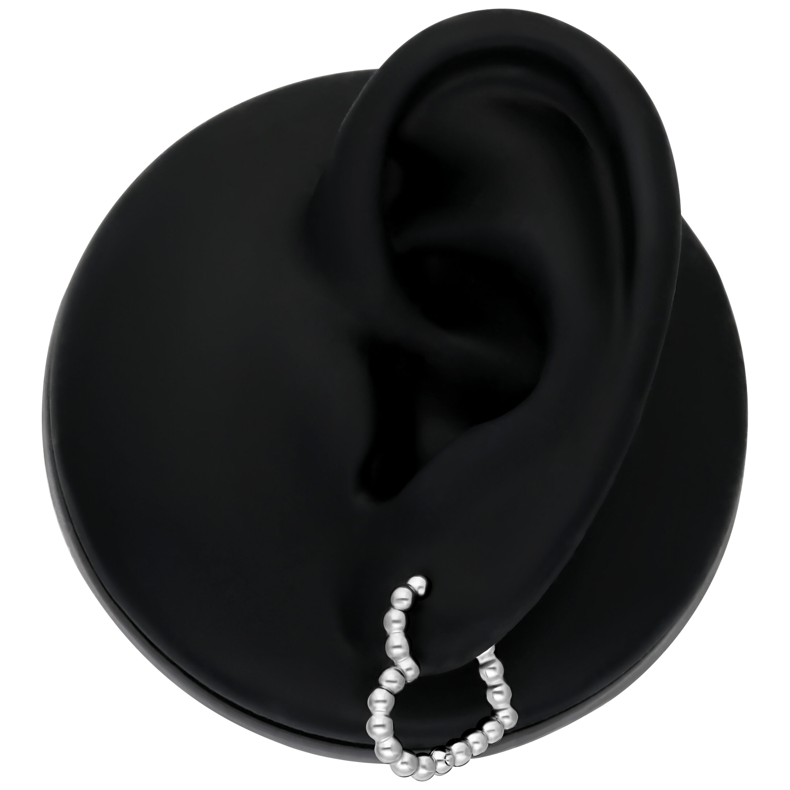 Orecchino Bubble a Cuore in argento su modello di orecchio nero su sfondo bianco