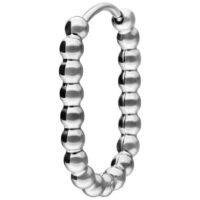Bubble Hoops ovali in argento in acciaio chirurgico su sfondo bianco
