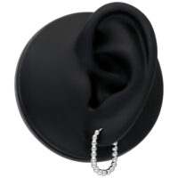 Oval Bubble Hoops in argento su orecchio nero su sfondo neutro